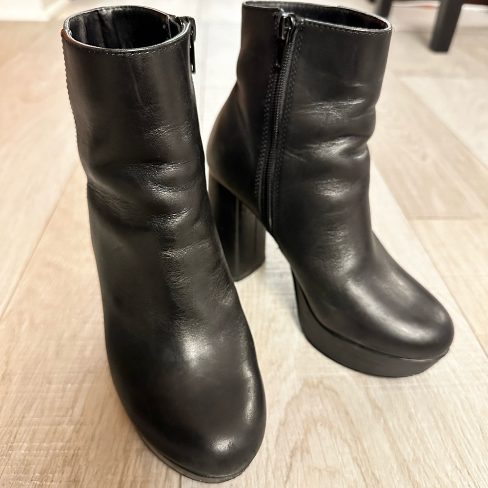 Steven Madden Bootie In Good Condition - image 1